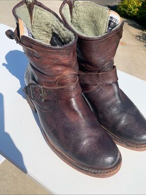 Frye women’s Dark Brown Leather Shearling Engineer Boots 9B